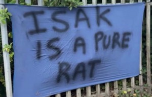 纽卡球迷在基地附近拉横幅：伊萨克是只纯粹的老鼠